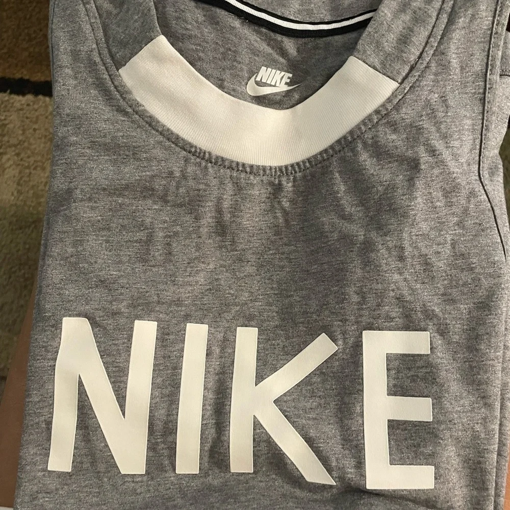Women Small Nike Heather Gray Tank Top with White Logo and neck side hip slit W4